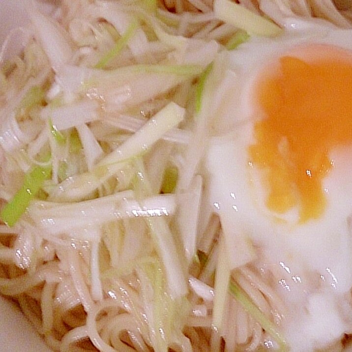 ネギと半熟卵の温そうめん